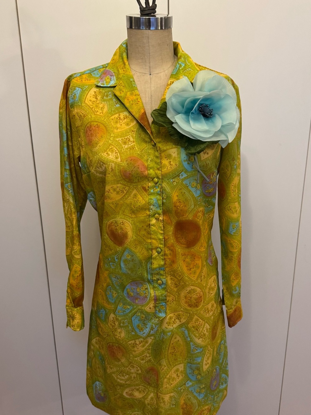 Yellow Green Paisley 60’s  Button-Front Tunic with Blue Flower Pin